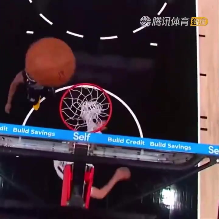 罕見一幕！努爾基奇拋投 球神奇停在籃板上沿 看呆凱爾登?。ㄅ瑺柣婕\）